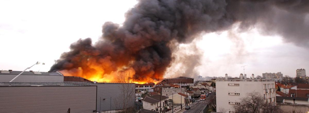 Sécurité incendie Un incendie intense dégage une épaisse fumée noire et des flammes.