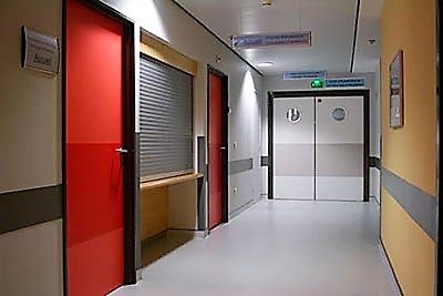 Porte coupe-feu bois 2 vantaux Couloir d'hôpital avec portes rouges et blanches