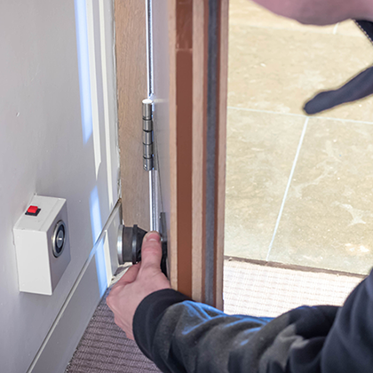 Ventouse électromagnétique murale Installation d'une ventouse électromagnétique avec une contre plaque